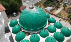 CAMİ KUBBESİ YILLARDIR LEYLEKLERE EV SAHİPLİĞİ YAPIYOR