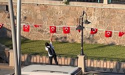 ÇANKIRI'DA BİR ÇOCUĞUN BAYRAK HASSASİYETİ KAMERALARA YANSIDI