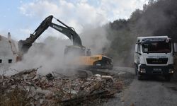 YANGIN BÖLGELERİNDE ENKAZ KALDIRMA ÇALIŞMALARI SÜRÜYOR