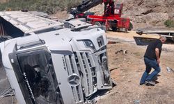 KÖMÜR YÜKLÜ TIR DEVRİLDİ