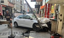 KAZAYA KARIŞAN 2 ARAÇ SAVRULUP DUVARA ÇARPTI