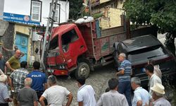 KONTROLDEN ÇIKIP KAMYONA VE DİREĞE ÇARPTI