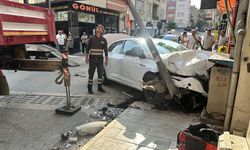 ÇARPIŞAN İKİ OTOMOBİL İŞ YERİNE ÇARPARAK DURABİLDİ