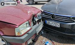 İKİ OTOMOBİL ÇARPIŞTI: 3 YARALI