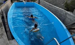 KÖYDEKİ EVİNİN BAHÇESİNE YAT KALIBINDAN HAVUZ YAPTI