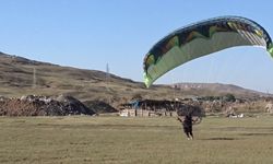 MERAKLI İKİ HAVA TUTKUNU YAMAÇ PARAŞÜTÜ İLE UÇMAYA BAŞLADI