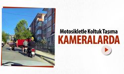 MOTOSİKLETLE KOLTUK TAŞIMA ANLARI KAMERALARDA