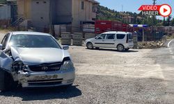 ESKİPAZAR'DA İKİ OTOMOBİL ÇARPIŞTI