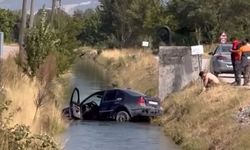 OTOMOBİL SU KANALINA UÇTU SÜRÜCÜ YARA ALMADAN KURTULDU