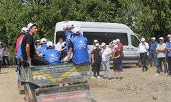 SPORCU GENÇLER ÇİFTÇİLERLE BİRLİKTE FINDIK TOPLADI