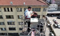 YENİ AÇTIĞI DÜKKANIN İLK MÜŞTERİSİNİN TIRAŞINI 20 METRE YÜKSEKTE YAPTI
