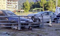 YENİCE'DE İKİ OTOMOBİL ÇARPIŞTI: 4 YARALI