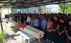 ÜNİVERSİTE KAYDI İÇİN GİDERKEN KAZA YAPAN AİLE TOPRAĞA VERİLDİ