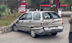 BARTIN'DA TRAFİK KAZASI 2 OTOMOBİL ÇARPIŞTI 2 KİŞİ YARALANDI
