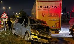 TERS İSTİKAMETTE GİDEN ARAÇ AĞAÇLARA CARPARAK DURDU 1 YARALI