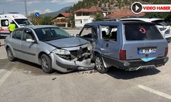 İKİ OTOMOBİL ÇARPIŞTI: 2'Sİ ÇOCUK 6 YARALI