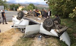DİREKSİYON HAKİMİYETİNİ KAYBEDEN OTOMOBİL TAKLA ATTI 2 YARALI