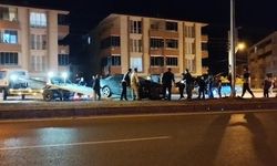 DİREKSİYON HAKİMİYETİNİ KAYBEDEN SÜRÜCÜ REFÜJE ÇIKTI 5 YARALI