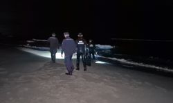 GECE DENİZE GİREN VATANDAŞ EKİPLERİ HAREKETE GEÇİRDİ