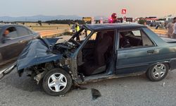 OTOMOBİL BARİYERLERE ÇARPTI: 2'Sİ AĞIR 5 YARALI