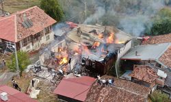 KASTAMONU'DA İKİ KATLI KONAK YANGINDA KULLANILMAZ HALE GELDİ