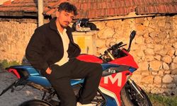 OTOMOBİLİN ÇARPTIĞI GENÇ HAYATINI KAYBETTİ