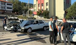 İKİ OTOMOBİL KAFA KAFAYA ÇARPIŞTI