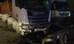 KONTROLDEN ÇIKAN OTOMOBİL PARK HALİNDEKİ 3 ARACA ÇARPTI 4 KİŞİ AĞIR YARALI
