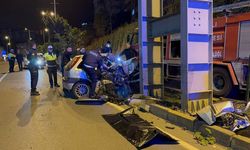 KOTROLDEN ÇIKAN OTOMOBİL ÜST GEÇİDİN AYAĞINA ÇARPTI 2 ÖLÜ