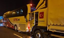 LASTİĞİ PATLAYAN OTOBÜSE KAMYON ÇARPTI