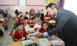 BAŞKAN ÇETİNKAYA ÖĞRENCİLERE "OKUL BAŞLANGIÇ SETİ" DAĞITTI
