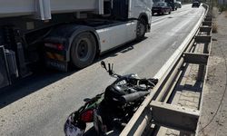 OTOMOBİL MOTOSİKLETE ÇARPTI: 1 YARALI