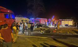CİVCİV TAŞIYAN TIRA OTOMOBİL ÇARPTI