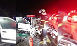 TOSYA'DA OTOMOBİL TRAKTÖRÜN KASASINA ÇARPTI 1 ÖLÜ 5 YARALI