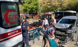 YAYAYA YOL VERMEK İSTEYEN ARACA TİCARİ ARAÇ ARKADAN ÇARPTI 2 YARALI