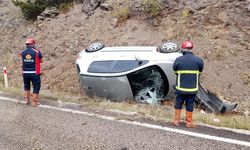 YOLDAN ÇIKAN OTOMOBİL TAKLA ATTI 2 KİŞİ YARALANDI