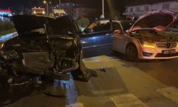 KIRMIZI IŞIKTA BEKLERKEN ARKADAN ÇARPAN SÜRÜCÜ KOŞARAK KAÇTI