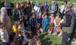 ANAOKULU ÖĞRENCİLERİ BOYADIKLARI KUŞ YUVALARINI AĞAÇLARA ASTI