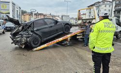 BARTIN'DA OTOMOBİL ÖNCE ARACA SONRA YAYAYA ÇARPTI 1 ÖLÜ 2 YARALI