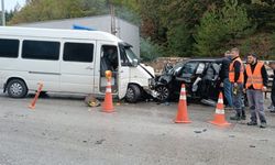 BOLU'DA MİNİBÜSLE OTOMOBİL ÇARPIŞTI 1 KİŞİ YARALANDI