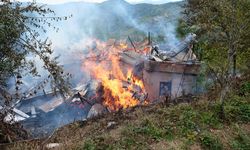 BOZKURT'TA ÇIKAN YANGINDA İKİ KATLI AHŞAH EV YANGI