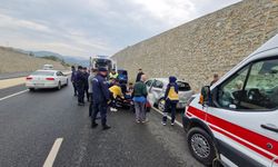 CENAZEYE GİDEN AİLE KAZA YAPTI 3 YARALI