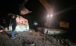 CİDE'DE YOLA DÜŞEN KAYA ULAŞIMI ENGELLEDİ