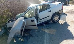 GÖYNÜK'TE OTOMOBİL İLE KAMYON ÇARPIŞTI 1 ÖLÜ