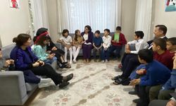 SÜREYYA YAVUZ'DAN GÜLEÇ EVLERİNDEKİ MİNİKLERE ZİYARET