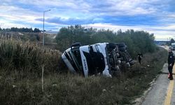 KASTAMONU'DA SUNTA YÜKLÜ TIR DEVRİLDİ SÜRÜCÜSÜ YARALANDI