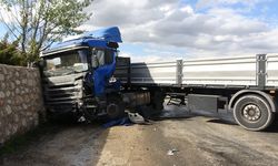 KASTAMONU'DA TIR İSTİNAT DUVARINA ÇARPTI