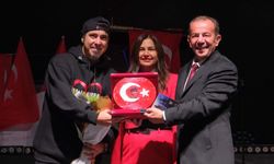 BİNLERCE KİŞİ MANGA KONSERİNDE CUMHURİYET COŞKUSUNU YAŞADI