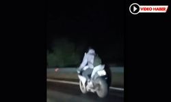 KARANLIKTA FARSIZ SEYREDEN MOTOSİKLET TEHLİKE SAÇTI