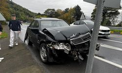 KONTROLDEN ÇIKAN OTOMOBİL BARİYERE ÇARPARAK DURABİLDİ